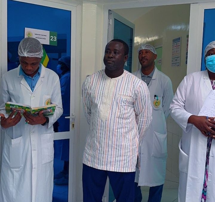 Visite  enrichissante du Dr Abel Tankoano au Laboratoire d’Analyse Alimentaire (LAA) de l’AGASA